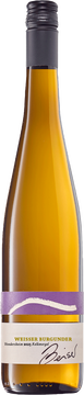 Fein, saftig und mit leiser Strahlkraft. Unser Weißburgunder Ortswein aus Vendersheim wächst auf kalkgeprägtem Mergel – ein Boden, der ihm Eleganz und innere Spannung verleiht. In der Nase zeigen sich reife gelbe Früchte, ein Hauch von Apfel und Birne, dazu feine nussige Anklänge. Am Gaumen geschmeidig und klar, mit saftigem Kern, zarter Cremigkeit und einer frischen, kalkigen Linie, die alles zusammenhält. Kein lauter Wein – sondern einer, der bleibt. Ein Weißburgunder mit Herkunft, Balance und richtig viel Trinkfluss.