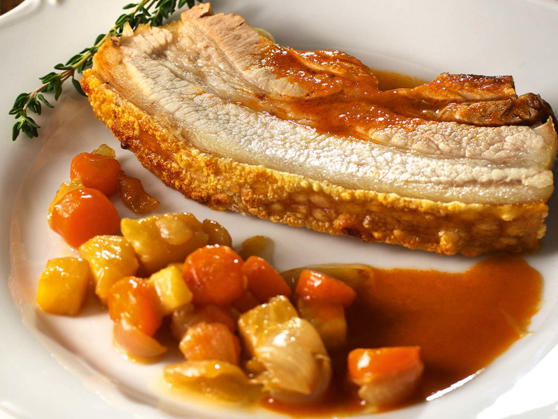 Gewürzkrustenbraten auf Schmorgemüse