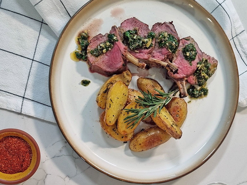 Lammrack an «Salsa Verde» mit Ofenkartoffeln
