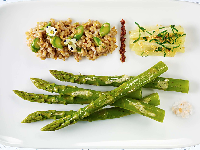 Grüner Spargel mit Emmerreis-Risotto