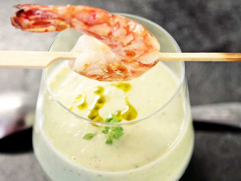 Erfrischende Suppe mit Garnelen