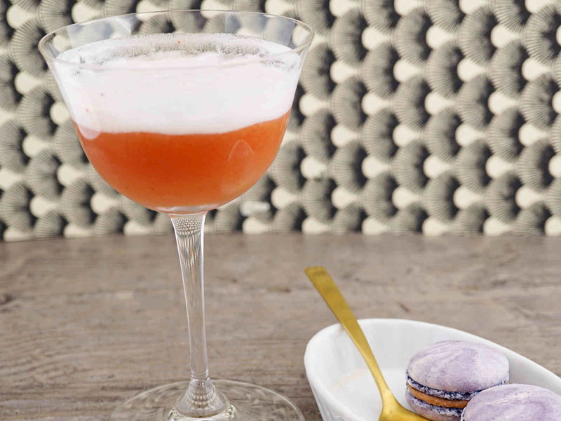 Der Cocktail enthält Rum.
