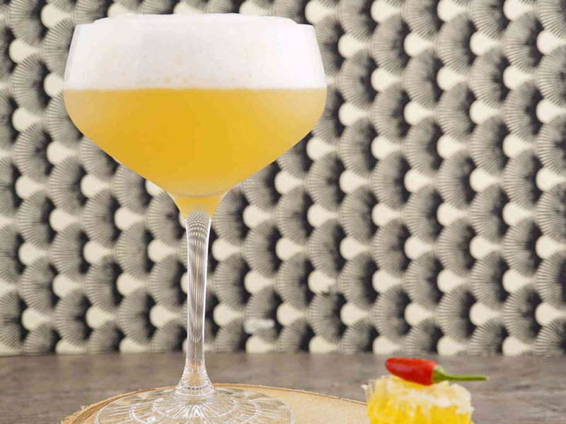 Ein Espuma rundet den Cocktail ab.