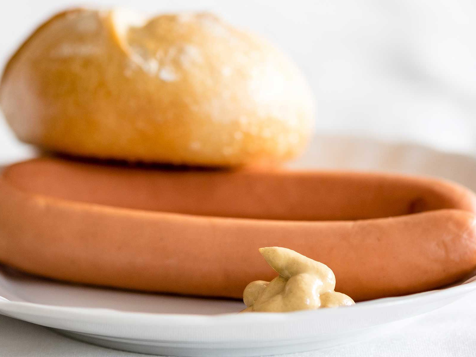Wiener Würstchen mit Brötchen.