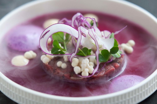 Fermentierte Rotkrautsuppe mit Tartar vom Maiboch, geeisten Senfbeeren und Sauerklee von Richard Rauch. 