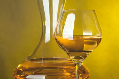 Gebratene oder gegrillte Garnelen : Garnelen von guter Qualität haben einen intensiven Geschmack. Deshalb sollte man grundsätzlich kräftige Weine dazu kombinieren. Sorten wie Sauvignon Blanc und Chardonnay (am besten im Barrique gereift) passen wunderbar. Bei Sauvignon kann ein Pouilly-Fumé aus der Loire beste Ergebnisse bringen.Gegrillte Fischsteaks: Aus Thunfisch, Lachs, Schwertfisch und Steinbutt lassen sich herrliche Steaks für den Grill machen. Wichtig dabei: Die Kruste und die Aromen, die beim Grillvorgang entstehen, verlangen nach Tanninen. Somit liegt man mit Rotweinen gar nicht falsch. Es sollten aber keineswegs zu kräftige oder zu dominante Weine sein. Beispiel: Leichtere Weine aus Südfrankreich und dem Rhônetal sind besser geeignet als schwere Bordeaux oder ein harter Madiran. 