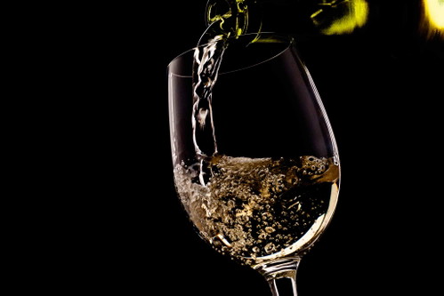 Im Ofen und in der Salzkruste gegart: Im Ofen gegarte Meeresfische harmonieren gut mit charaktervollen Weißweinen (Riesling, Chardonnay, Chenin Blanc), mit kräftigen Rosé-Weinen, aber auch mit nicht all zu schweren Rotweinen, etwa aus der Rebsorte Pinot Noir. Werden Fische in der Salzkruste gegart, sind Soave und Muskateller gute Partner. 