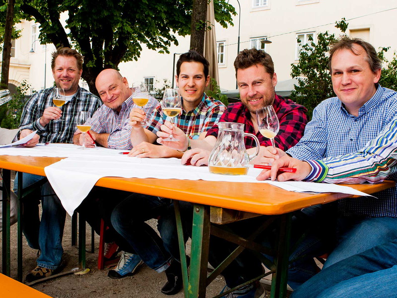Die Jury im Universitätsbräu (v.l.n.r.): Roland Graf, Martin Voigt, »Der Biersepp« Sepp Wejwar, Winzer Alexander Zahel, Brian Patton, Josef Schuster, Stefan Hajszan.