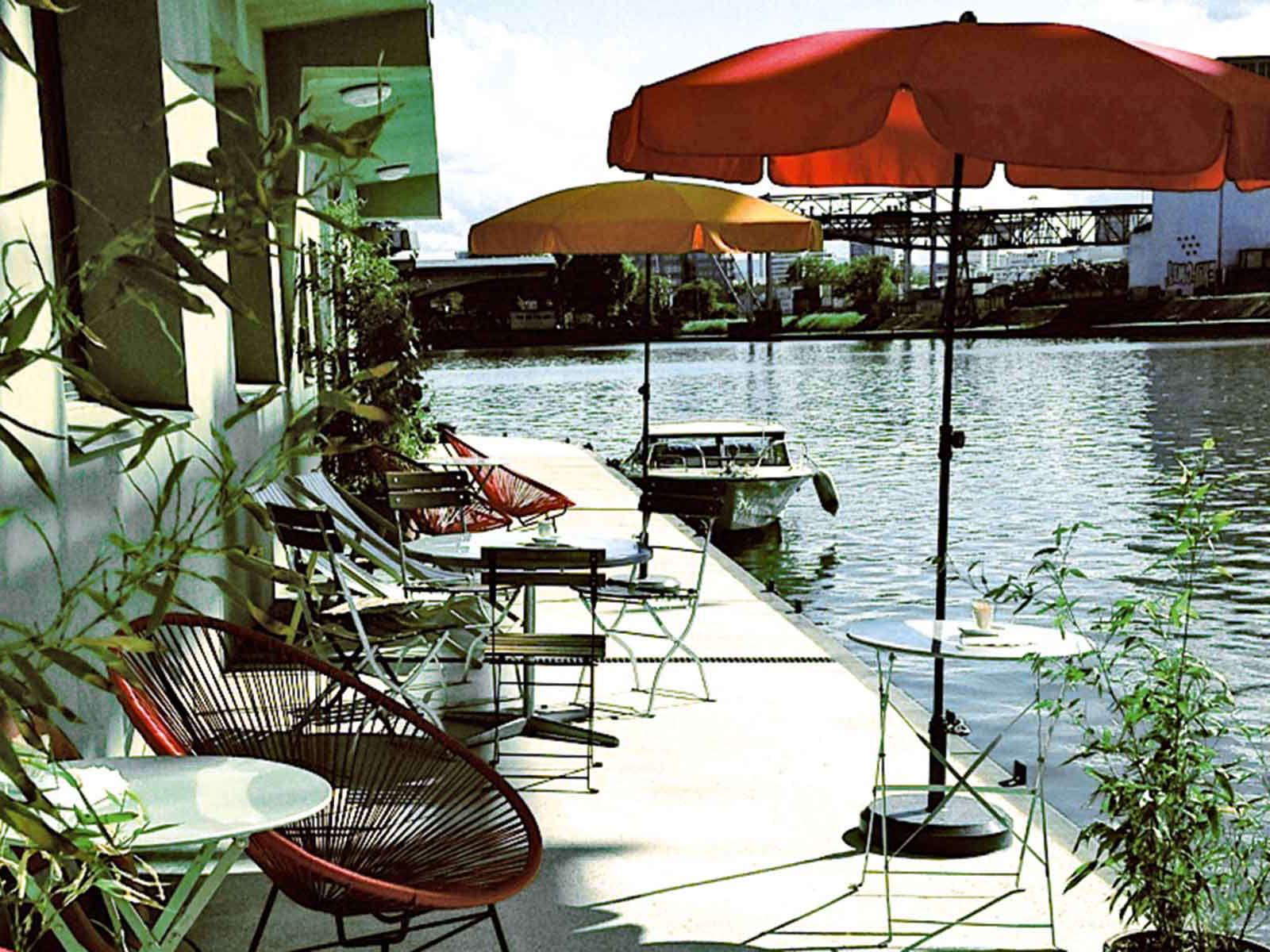 Am Baseler Rheinhafen: die Terrasse des Restaurants.