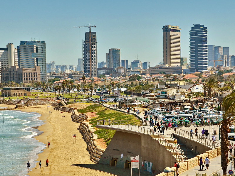Strand und Skyline der »weißen Stadt«.