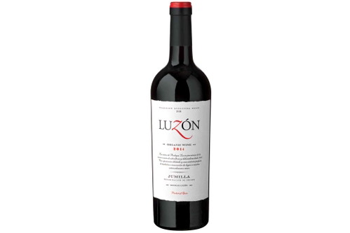 PLATZ 2 – 89 Punkte2014 Bodegas Luzon Jumilla Luzon Organic WineSpanienMittelkräftiges, leuchtendes Rot; offenes, frucht­betontes Bukett, Noten von Weichselkirschen, Leder; voller Auftakt, rund, mittelgewichtig, kerniges Tannin, frische Struktur, gute Länge. Unkomplizierter, zugänglicher, gut gemachter Wein für den Alltag.www.aldi.ch&nbsp;CHF 5,99