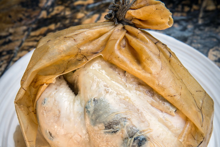Frisch aus der Blase: Unter der Haut schimmern die Trüffelscheiben.