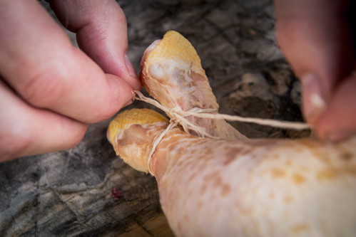 ...mit Foie gras und Trüffelresten gefüllt und verzurrt,...