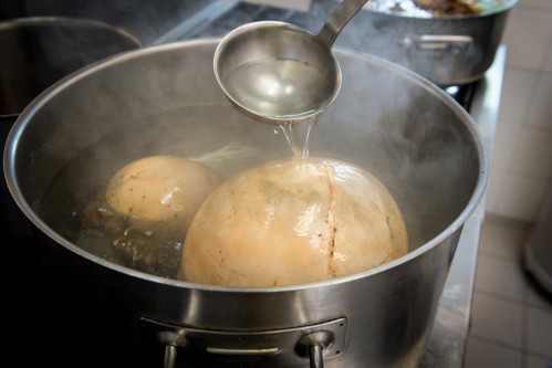 Vor dem Servieren wird die Hühnerfüllung abgeschmeckt und passiert und das Hendl auf der Sauce angerichtet.