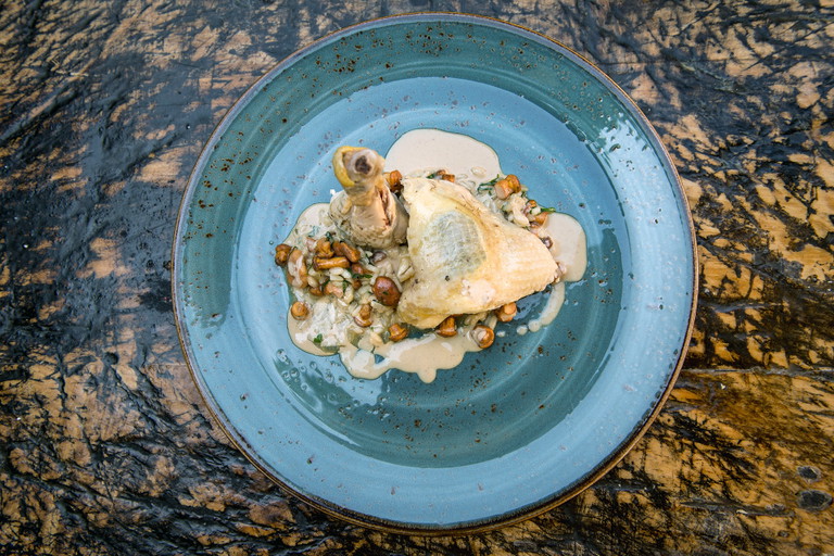 Poularde en vessie auf Gänseleber-Sauce.