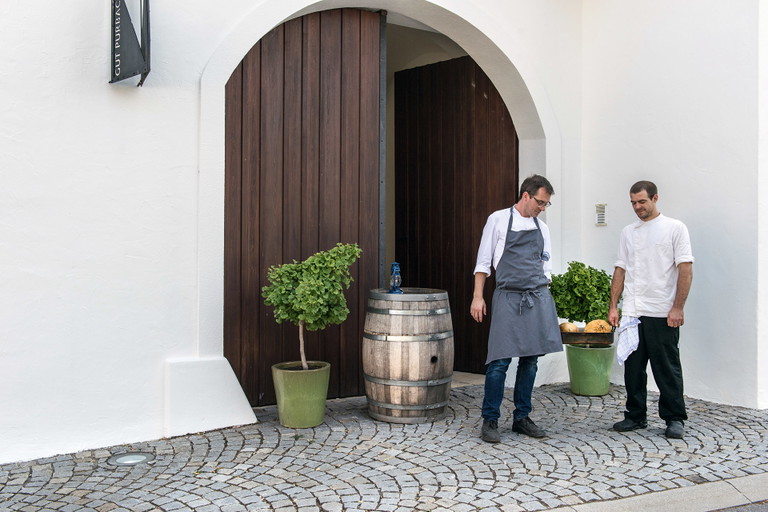 Der Souschef des »Gut Purbach«, Christophe Dechaux-Blanc (r.), lernte die Technik des Huhn-in-der-Blase-Garens im legendären Restaurant »La Pyramide« in Frankreich.