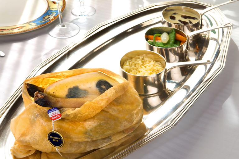 Huhn in der Blase bei Paul Bocuse: ein Gericht für kompromisslose Schlemmer.