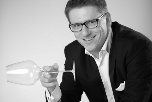 Christian Frens, Geschäftsführer von Sommelier-Consult, KölnPersönliche Tipps97 PUNKTE2014 Ockfen Bockstein Riesling Auslese ***, Markus Molitor, MoselAus einem gewiss wiederum nicht einfachen Jahrgang gelangen Molitor wiederum herausragende Weine. Eigentlich kaum vorstellbar, dass eine Auslese noch detaillierter geraten kann, doch was ist bei Molitor schon nicht vorstellbar?95 PUNKTE2013 Rech Herrenberg Spätburgunder GG, Weingut Jean Stodden, AhrWie der Vater so der Sohn: Alexander Stodden führt das Erbe seines Vaters ohne Unterbrechung fort. Ein gewaltiger Pinot Noir, der nicht durch Kraft, sondern elegante Konzentration besticht.93 PUNKTE2014 »Réserve« Chardonnay trocken, Weingut Knewitz, RheinhessenWas Tobias Knewitz in jungen Jahren bereits geleistet hat, ist außergewöhnlich. Seine Rieslinge und Weißburgunder sind exzellent. Der Chardonnay schockierte – dermaßen burgundisch und delikat schmeckt er.