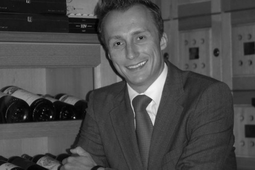 Michael Kutej, Geschäftsführer der Hanse Lounge, HamburgPersönliche Tipps94 PUNKTE2014 Oberrotweil Kirchberg, Chardonnay GG, Fritz Keller, BadenFritz Kellers ganze Routine und Erfahrung sind hier spürbar, das Holz dominiert nicht. Kraft und Feinheit gehen mit Lagercharakter zusammen.93 PUNKTE2013 Spätburgunder, Kalkmergel, Wageck, PfalzDie satte Frucht erinnerte mich an einen Zwetschgenröster, und das war wie eine Offenbarung nach einem Probentag, an dem die holzlastigen, plumpen Spätburgunder in der Überzahl waren.89 PUNKTE2014 »3 Blätter« Mußbach, Eselshaut Chardonnay trocken, Weingut Schäfer, PfalzEin überzeugender Chardonnay – und das ganu und gar ohne Holzeinsatz!