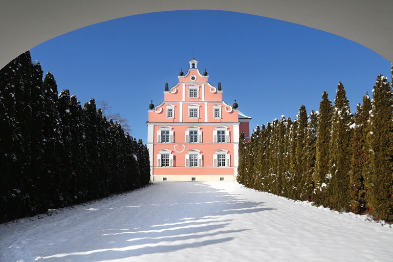 Die Thujen-Allee verbindet einen kleinen Pavillon (nicht im Bild) mit dem Schloss.