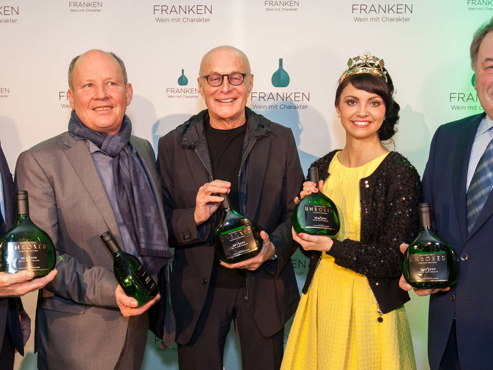 v.l.n.r.: Weinbaupräsident Artur Steinmann, Dr. Hermann Kolesch, LWG Designer Peter Schmidt, Weinkönigin Franken Kristin Langmann, Landwirtschaftsminister Helmut Brunner.
