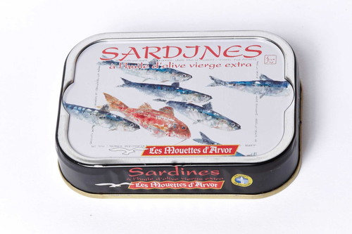 Platz 1 – 97 PunkteLes Mouettes d’Arvor&nbsp; Triptychon, Geschenkset€ 19,90, 3 Dosen je 115 g (€ 57,68/kg)Bezugsquelle: Maître Philippe &amp; FillesNotizEinwandfreie, große und ganze Fische, optisch sehr ansprechend. Angenehm frischer Geruch nach Olivenöl. Saftiger, fester Biss, überhaupt nicht austrocknend, mundfüllend und aromatisch. Die perfekte Ölsardine!