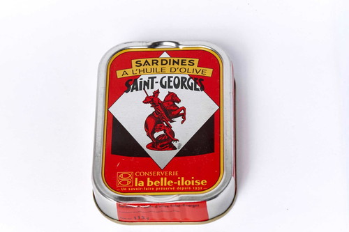Platz 2 – 96 PunkteBelle Iloise Sardinen Saint-GeorgesDose 115 g, € 4,95 (€ 43,04/kg)Bezugsquelle: Maître Philippe &amp; FillesNotizFeine, aromatische Nase. Intensiver Sardinengeschmack, aber nicht aufdringlich. Jegliche Tranigkeit oder Ranzigkeit fehlt. Sehr saftig, auch nach mehrmaligem Kauen. Runder, voller Geschmack, der lange bleibt. Spitzenprodukt.