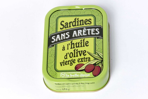 Platz 3 – 95 PunkteBelle Iloise Sardinen ohne Gräten in OlivenölDose 115 g, € 5,95 (€&nbsp; 51,74/kg)Bezugsquelle: Maître Philippe &amp; FillesNotizZart zitronig duftendes, offensichtlich hochwertiges Olivenöl. Fische etwas groß geraten, sind aber relativ fest und intakt im Fleisch. Sehr feiner, angenehm ausgewogener Geschmack zwischen Öl und Fisch.