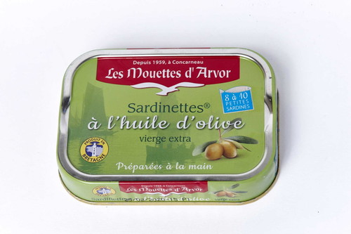4. Platz – 88 PunkteLes Mouettes d’Arvor&nbsp; Sardinettes in OlivenölDose 115 g, 5,95 € (€ 51,74/kg) Bezugsquelle: Maître Philippe &amp; FillesNotizOlivenöl von guter Qualität – aber sehr dominant im Geruch. Fische eher klein und zart, aber intakt. Geschmack wird vom Öl dominiert, Fisch geht etwas unter. Trotzdem sehr frischer Gesamteindruck. 