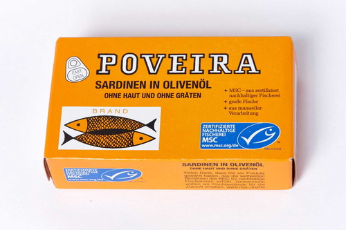 Platz 6 – 83 PunktePoveira Sardinen in Olivenöl ohne Haut und GrätenDose 120 g, € 3,40 (€ 28,33/kg)Bezugsquelle: ManufactumNotizGehäutete Fische, im Geruch etwas ranzig. Vereinzelte Schuppen sind in der Dose zu finden. Fische zerfallen beim Schneiden, sehr trocken. Feines Fischaroma, sehr wenig ölig. Etwas salzig im Geschmack.