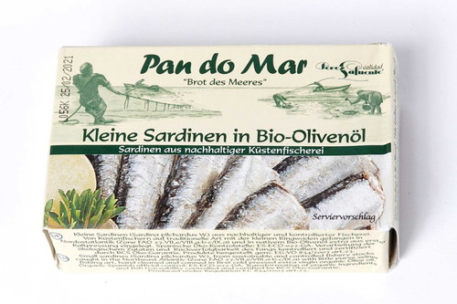 Platz 9 – 81 PunktePan do MarKleine Sardinen in OlivenölDose 120 g, € 2,59 (€ 21,58/kg) Bezugsquelle: VollCorner BiomarktNotizErster Eindruck: unsauber geschuppt, optisch »müde«. Zarter Algengeruch, etwas fischig. Im Mund nach dem Kauen etwas schleimig, eher unangenehmes Mundgefühl. Dezent würzig, bleibt haften.