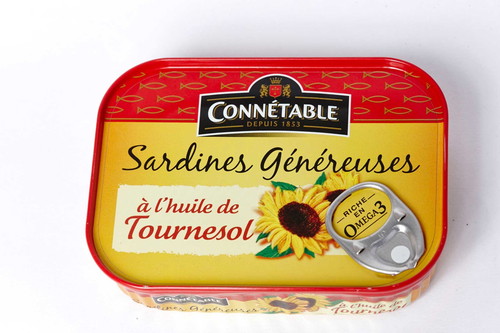 Platz 10 – 80 PunkteConnétableSardinen in OlivenölDose 100 g, € 3,49 (34,90/kg)Bezugsquelle: KaufhofNotizSieht etwas »matschig« aus, Konsistenz sehr undefiniert. Deutlicher Ölgeruch, leicht bitter und ranzig. Auch im Mund eher breiig, matschig. Unharmonischer Gesamteindruck, untypisches Geschmacksmuster.
