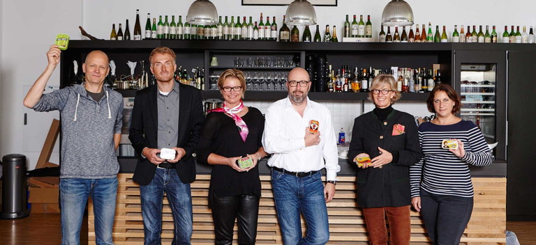 Die Jury (v.l.n.r.): Andreas Röhrich (Sommelier »Broeding«), Lars Müller (Fischwirtschaftsmeister), Sandra Gasthaus (Dozentin der IHK Akademie München für Küchenthemen), Harald Scholl (Autor und Food-Journalist), Astrid Zieglmeier (Fachbereichsleiterin IHK Akademie München), Sophie Koss (IHK Akademie München).