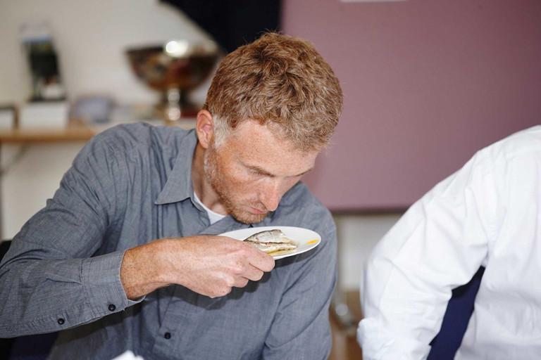 Auf den Geruch wurde beim Test besonders geachtet. Im Bild: Juror und Fischwirtschaftsmeister Lars Müller.