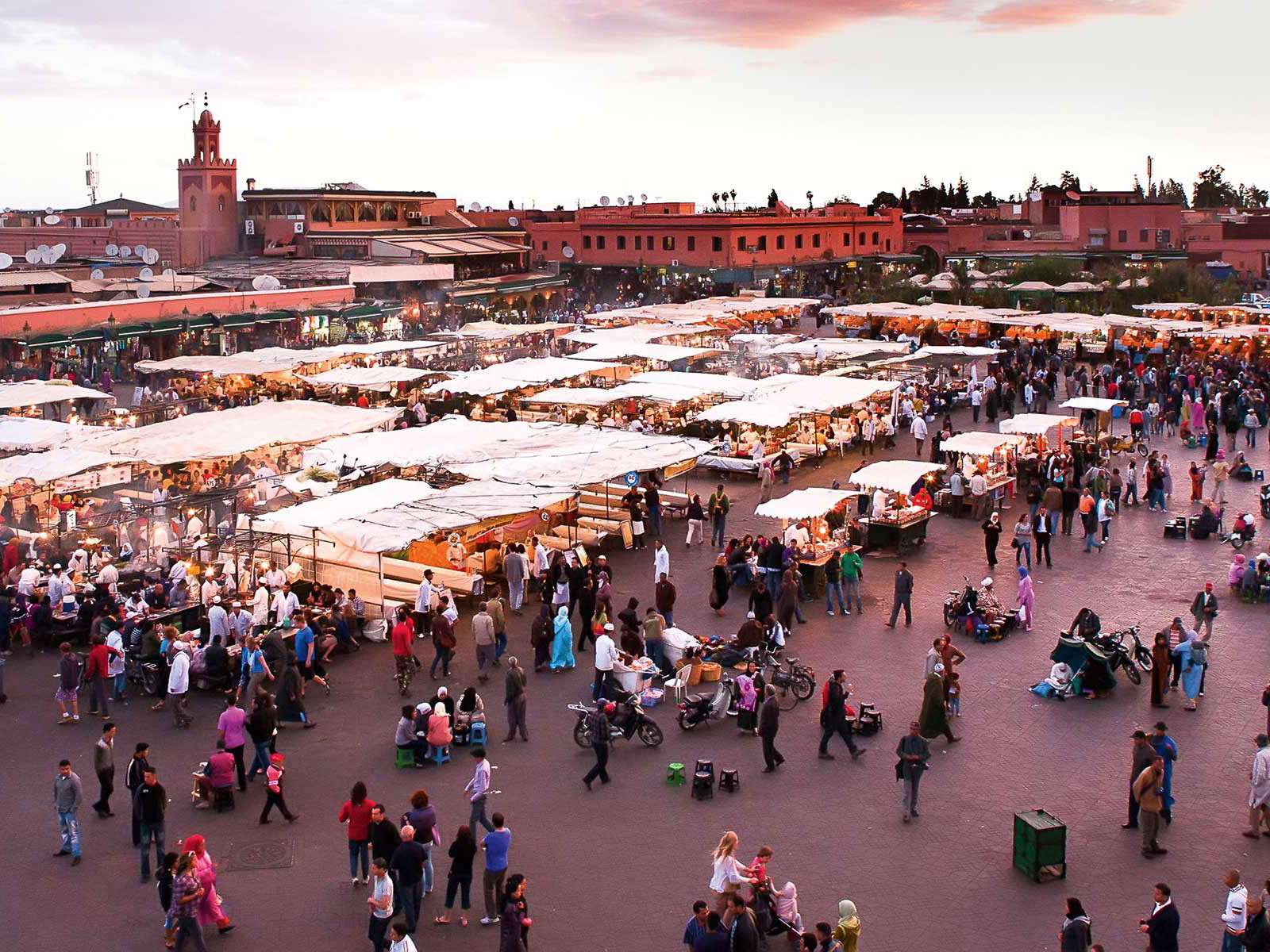 Der Marktplatz Djemaa El Fna mutiert abends zum pulsierenden Streetfood-Spot.