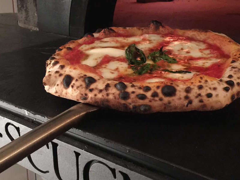 Noch sind die Handwerker da, doch der Pizzaofen funktioniert schon!