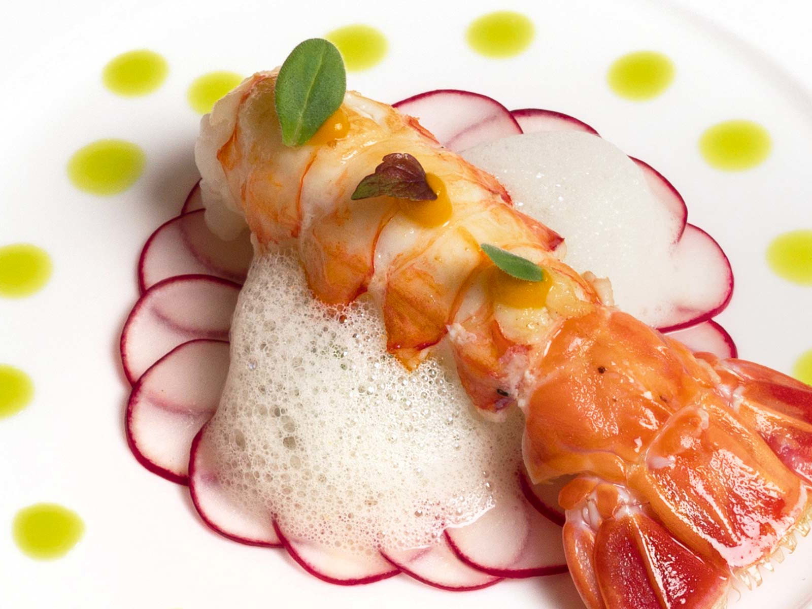 Französische Klasse: Langoustine mit Erbsen, Ostergruss und frischer Bergamotte