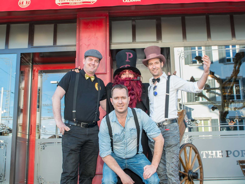 Andy Gröbli, Reto und Päde Hofstetter sichtlich stolz vor dem «The Porter House»
