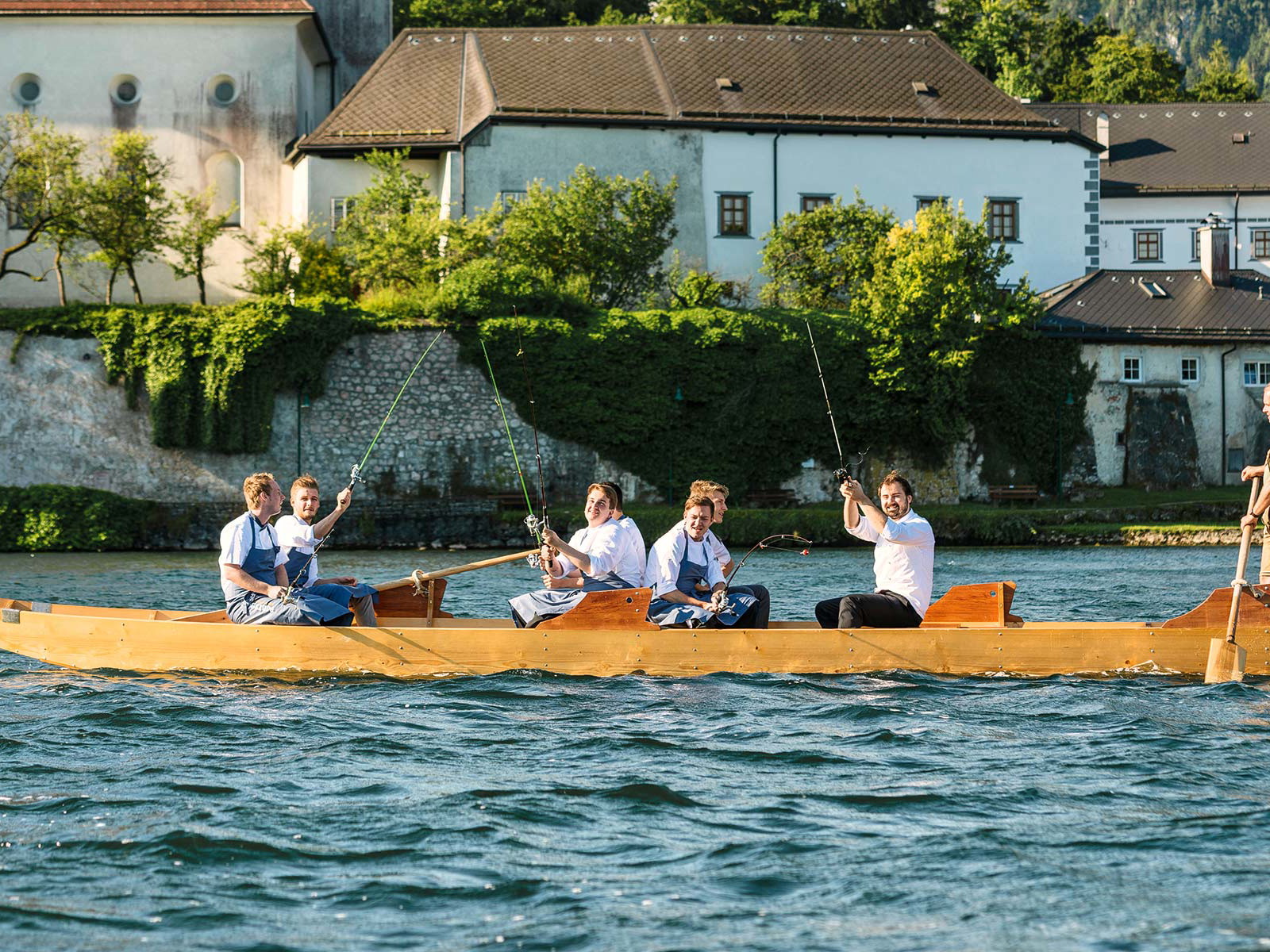 Das Team vom Seehotel »Das Traunsee« bringt frischen Fisch auf den Teller.