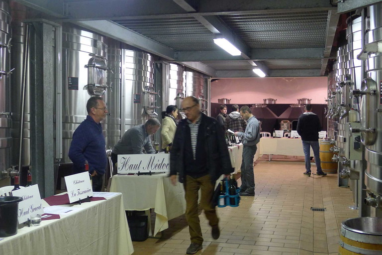 Die Verkostung «Crus artisans» im Chai von Château Des Graviers.