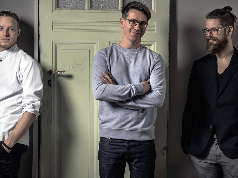 Andreas Rieger (links) experimentiert im »einsunternull« mit Bakterien: Fermentieren liegt im Trend. Im Bild mit Ivo Ebert (mitte) und Benjamin Schmid.