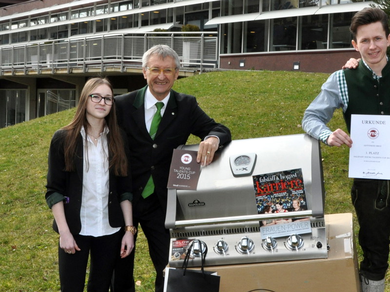 Melanie Neuhold (Falstaff Young Talents Cup Finalistin), Wolfgang Haas (Direktor der TS Bad Gleichenberg), Gottfried Broz (Falstaff Young Talents Cup Sieger 2015 im Bereich Küche) mit Heimo Jessenko (Falstaff Karriere), der den Profi-Grill von Napoleon persönlich übergeben hat. / Foto beigestellt