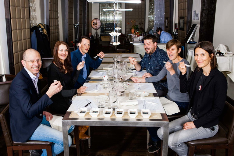 Die Jury:&nbsp;(v. l. n. r.) Johannes Lingenhel (Gourmet-Experte, Unternehmer), Jasmin Haider (Whisky-Brennerin),&nbsp; Daniel Kellner (Küchenchef im »Radisson Blu Style Hotel«), Hannes Reeh (Winzer), Romana Fertl (Sensorikerin), Eva Derndorfer (Sensorikerin); Location: »H12 Bar« im »Radisson Blu Style Hotel Vienna«