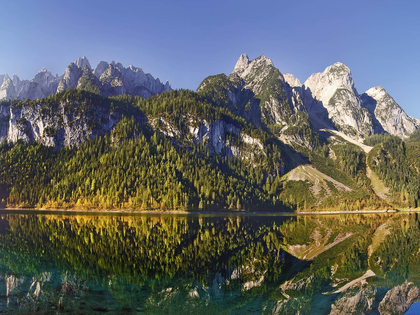 Imposantes Bergpanorama am Gosausee