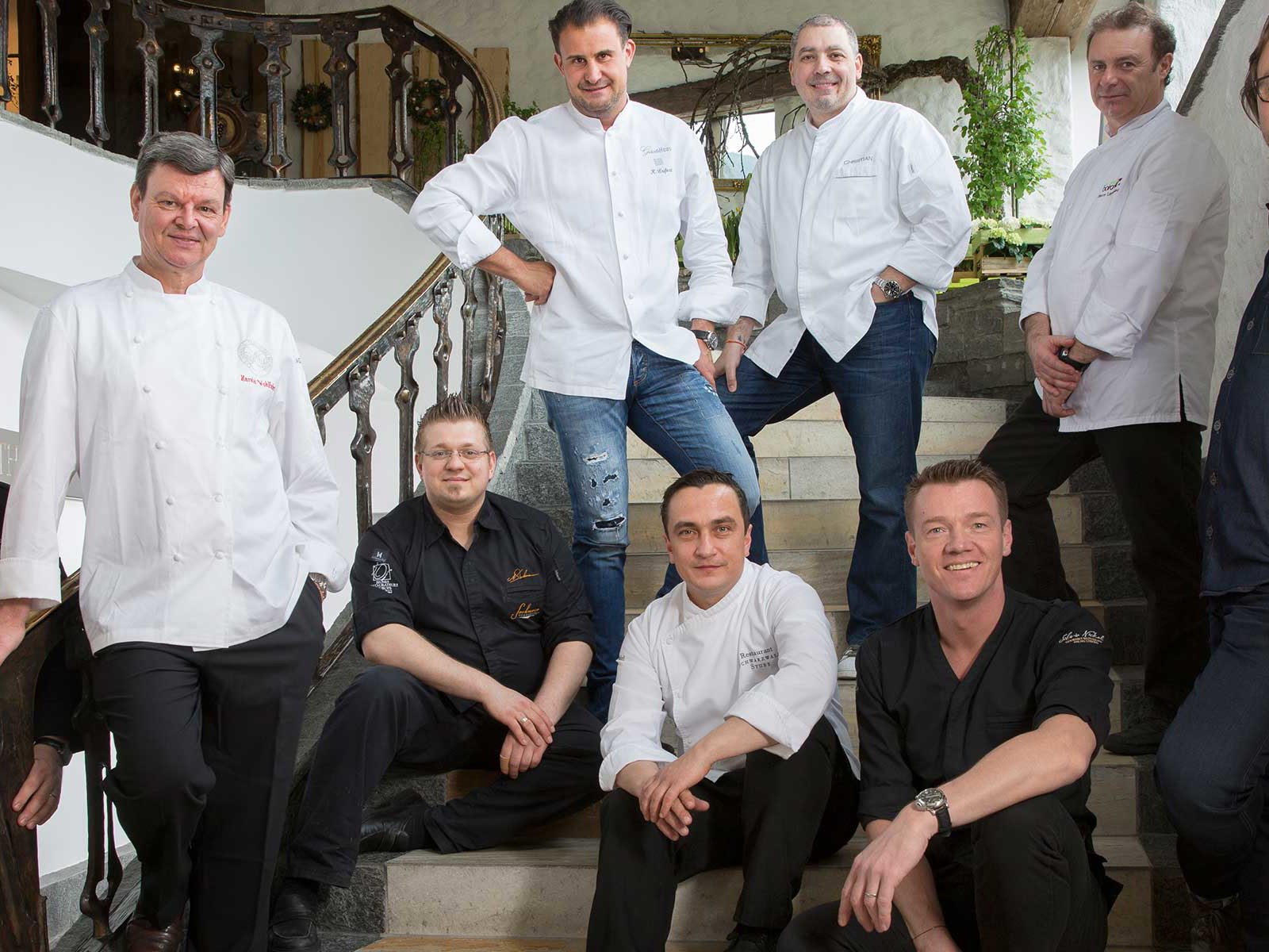 Harald Wohlfahrt (2.vl.) umringt von (v.l.n.r.) Jörg Sackmann, Nico Sackmann, Kalus Erfort, Christian Bau, Torsten Michel, Silvio Nickol, Pierre Lingelser und Thomas Buehner.