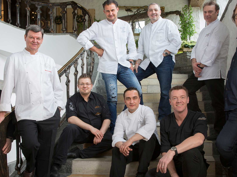 Harald Wohlfahrt (2.vl.) umringt von (v.l.n.r.) Jörg Sackmann, Nico Sackmann, Kalus Erfort, Christian Bau, Torsten Michel, Silvio Nickol, Pierre Lingelser und Thomas Buehner.