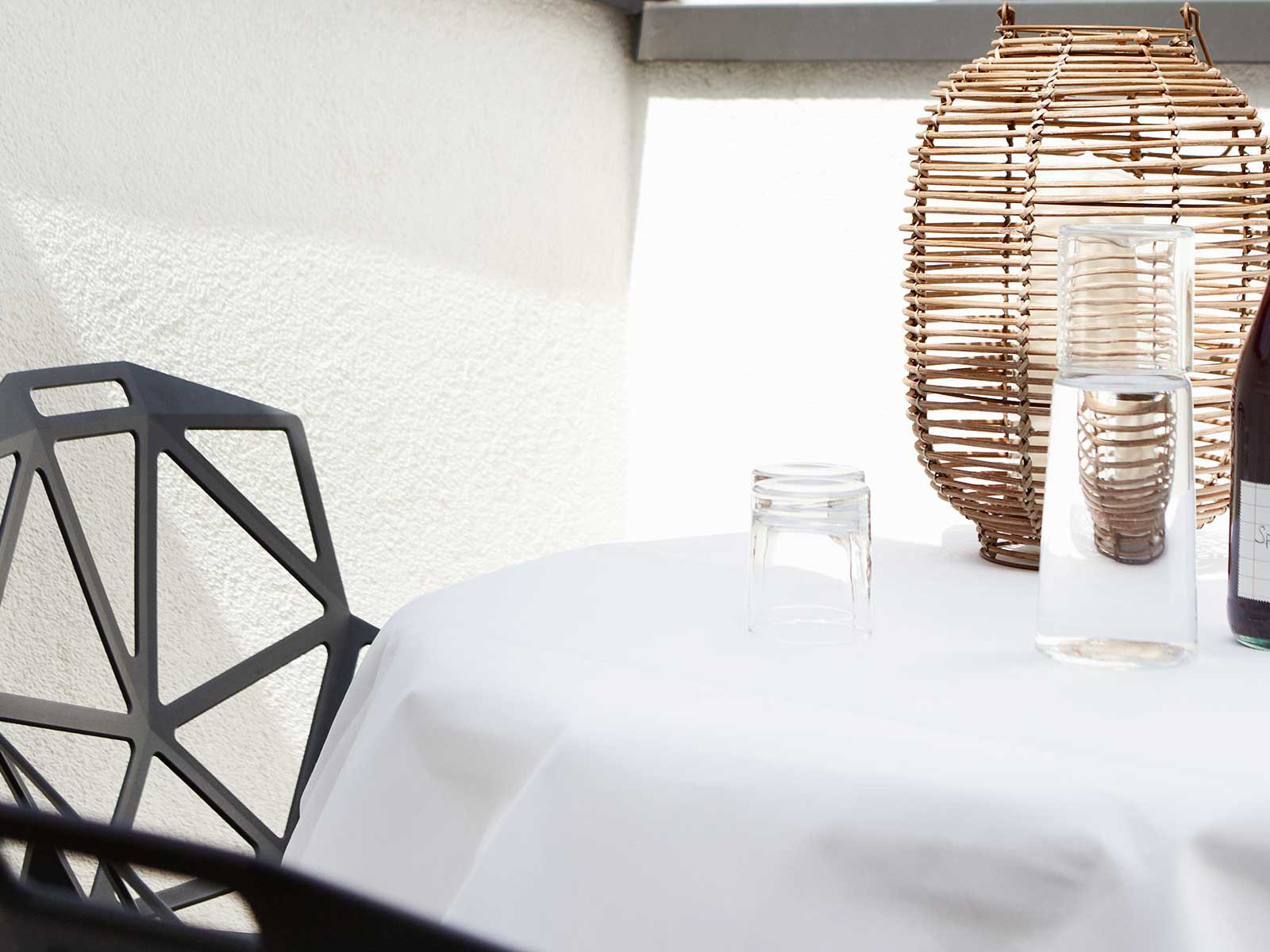 Ein kleines Lokal voller Überraschungen, auf der Terrasse gibt es nur einen Tisch: »Seven Swans«. 