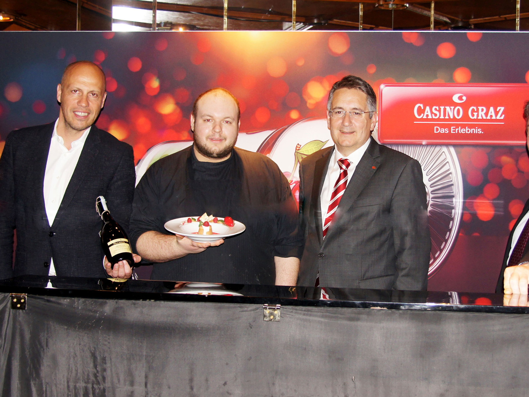 Martin Gmeinbauer (Revita Gastronomie), Küchenchef Christian Bernhard, Casino Direktor Andreas Sauseng und Pianist Michel Nikolov. / Foto © Falstaff 
