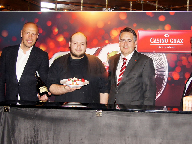 Martin Gmeinbauer (Revita Gastronomie), Küchenchef Christian Bernhard, Casino Direktor Andreas Sauseng und Pianist Michel Nikolov. / Foto © Falstaff 