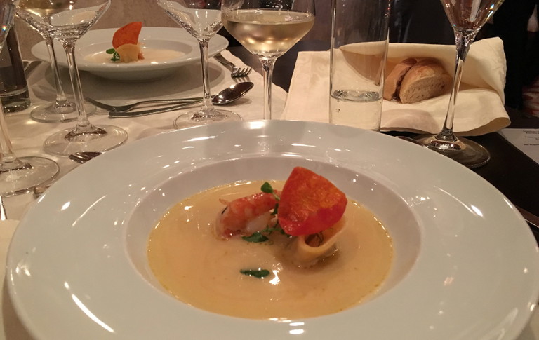 Weißes Tomatensüppchen mit Melanzane-Ravioli &amp; Steingarnele. Begleitet von einem Traminer IGP 2015 vom Weingut Paladin. / Foto © Falstaff